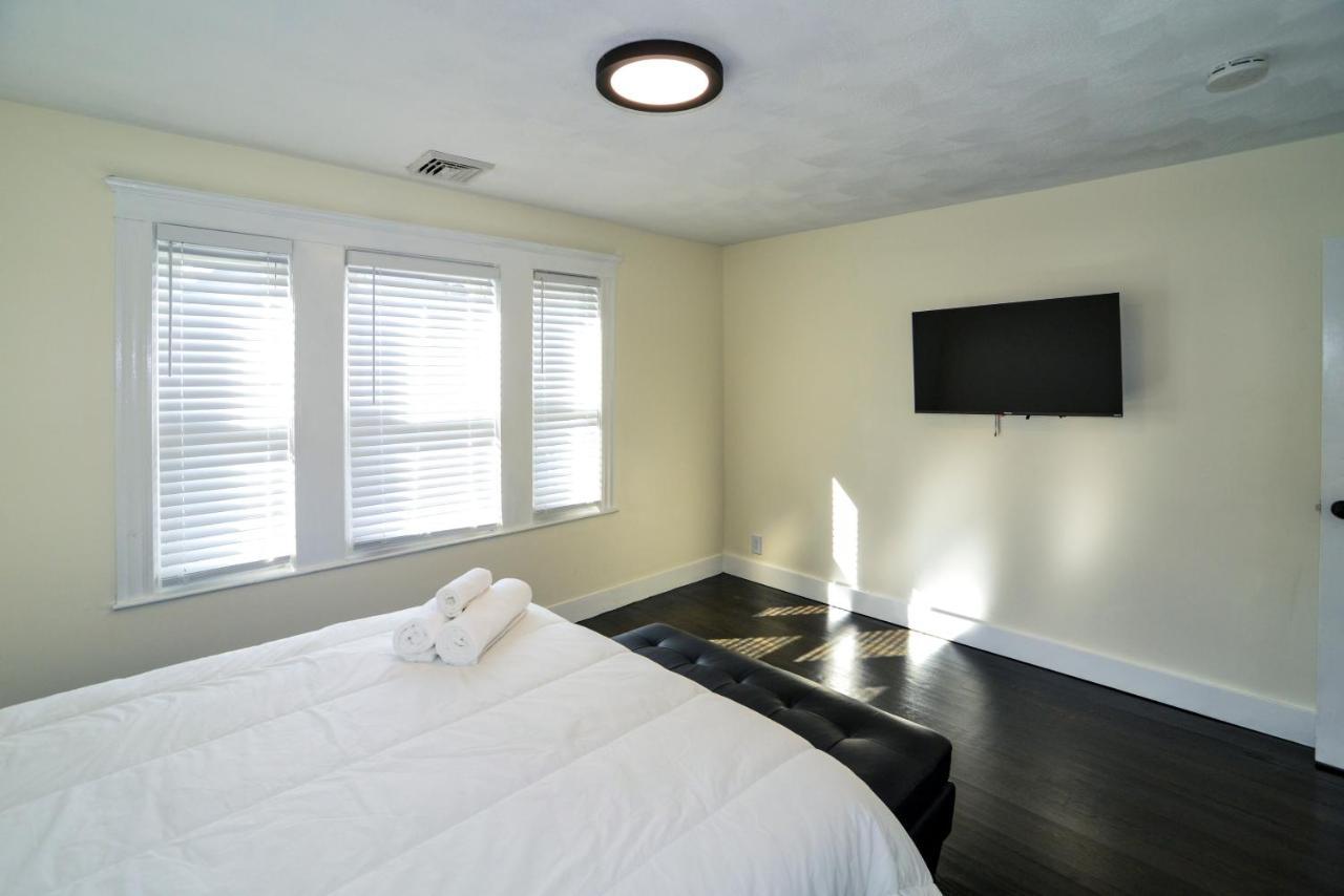 Modern Two Bedroom Condo - Boston Stoneham Exterior foto