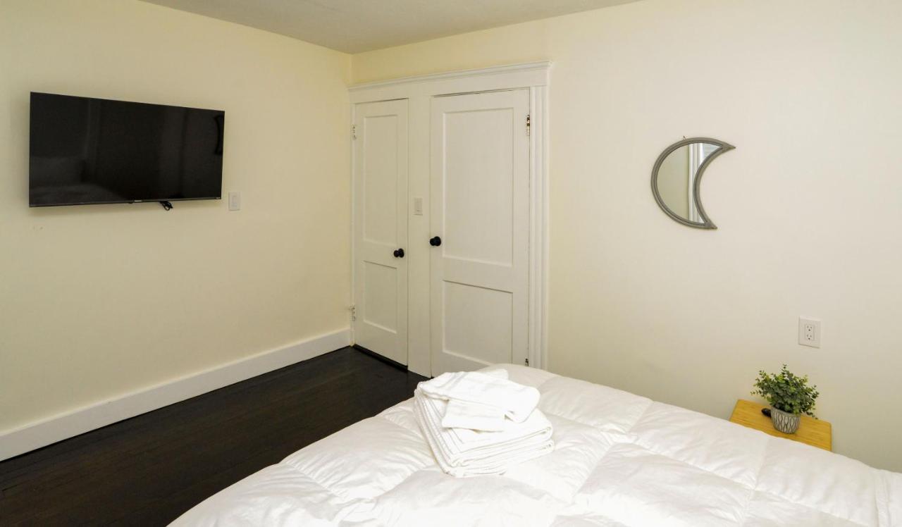 Modern Two Bedroom Condo - Boston Stoneham Exterior foto