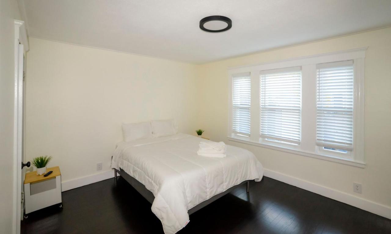 Modern Two Bedroom Condo - Boston Stoneham Exterior foto